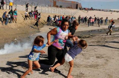 México deportó 98 migrantes tras disturbios en frontera con EEUU