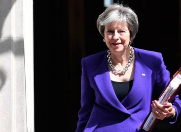 May defendió acuerdo del “brexit” ante sus socios norirlandeses