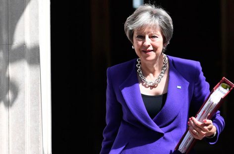 May defendió acuerdo del “brexit” ante sus socios norirlandeses