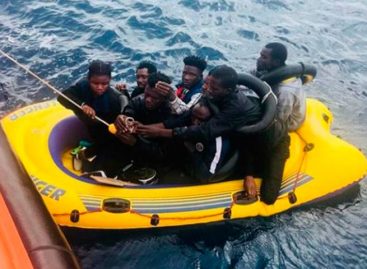 Detuvieron a nueve inmigrantes que llegaron en balsa a la costa inglesa