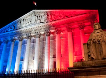 Gobierno francés insta a la oposición a la calma por el momento del país