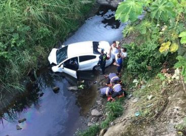 Auto cayó a una quebrada tras accidente en Vía Centenario