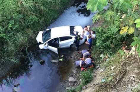 Auto cayó a una quebrada tras accidente en Vía Centenario