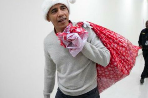 Obama se vistió de Santa Claus y entregó regalos a niños de un hospital de Washington (+Video)