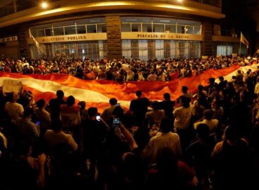 Miles de peruanos exigieron en marcha la renuncia del fiscal general de Perú