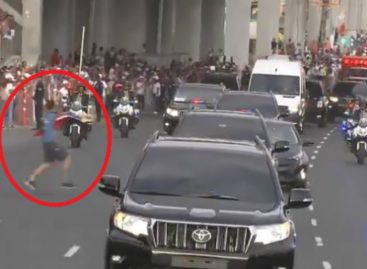 Venezolano se lanzó en medio de la caravana del Papa Francisco para llamar su atención (+Video)