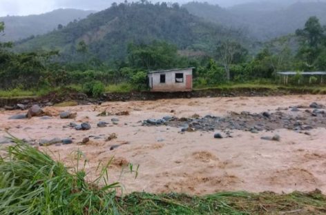 8 rescatados tras crecida de río en Ngäbe Buglé