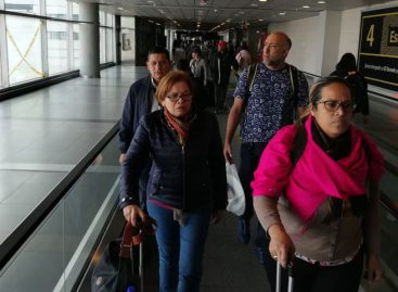Detienen en aeropuerto de Bogotá a militar venezolano con 25 pasaportes