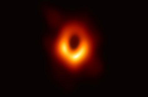 La primera foto en la historia que se tomó a un agujero negro y que causó sensación en el mundo