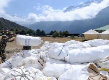 Cuatro cadáveres y 11 toneladas de basura recogidos en limpieza del Everest