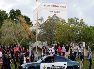 Hartos de tiroteos: Maestros de Florida podrán ir armados a clases desde el 1 de octubre