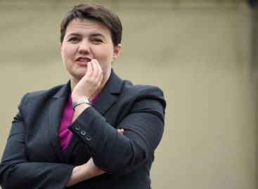 Lideresa conservadora escocesa Davidson dimitió tras suspensión Parlamento