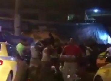 Saquearon camión de cerveza y gaseosas que volcó en Colón (+Video)