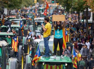 Cataluña vive hoy una huelga general tras otra noche de altercados