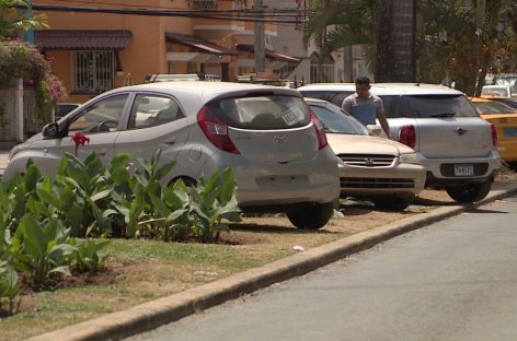 En vigencia decreto que establece multas para conductores que insistan en estacionarse sobre aceras