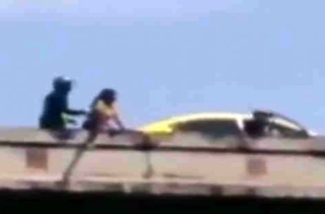 Policía Nacional frustró intento de suicidio desde un puente en la plaza 5 de Mayo (+Video)