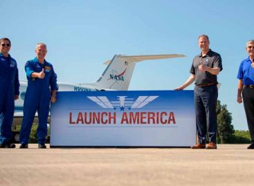 Astronautas llegan a Florida para primer viaje tripulado en nueve años