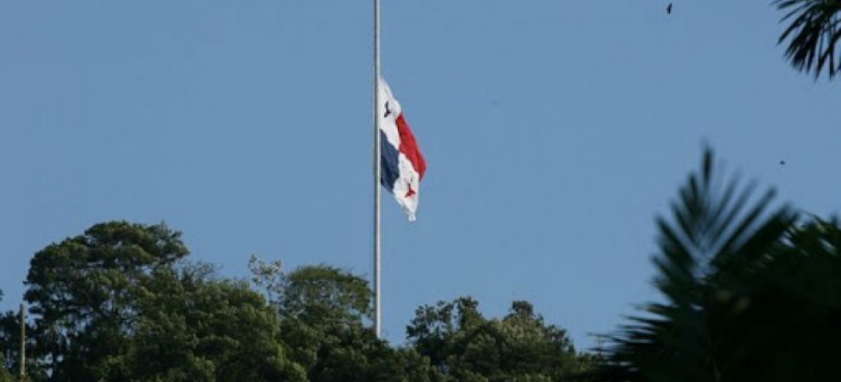 Bandera nacional ondeó a media asta en memoria de las víctimas de COVID-19