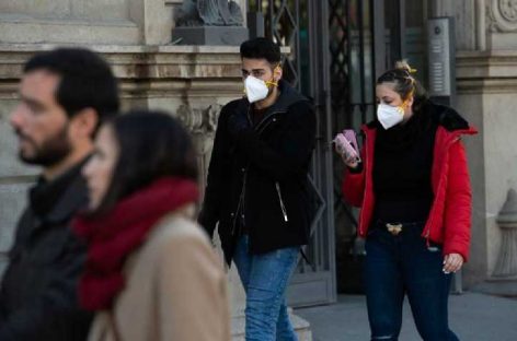 Francia obligará a llevar mascarilla en lugares cerrados