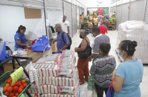 Los panameños se aglomeran para comprar alimentos en tiendas del Gobierno