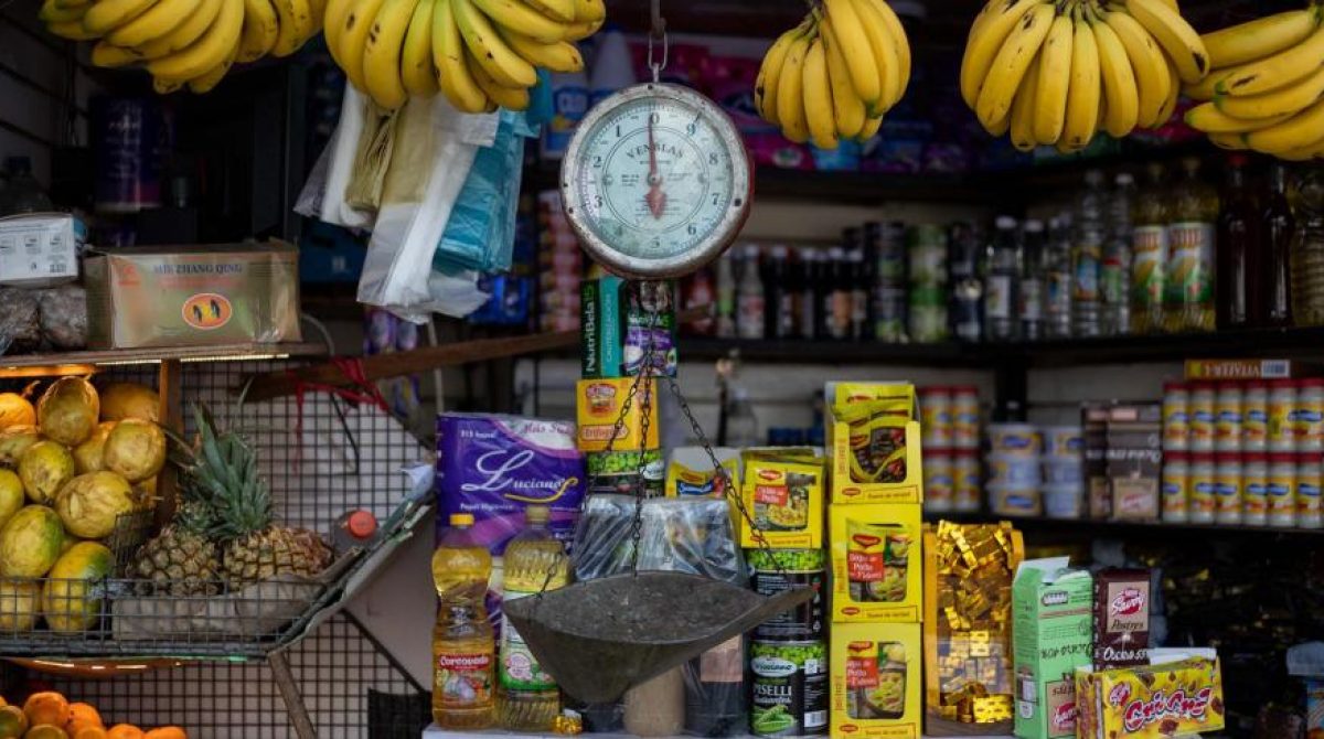 La canasta básica en Venezuela baja un 2 % en un mes