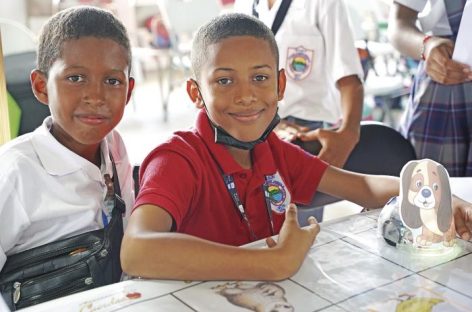 Estudiantes de Colón aprenden con el robot Blue-Bot